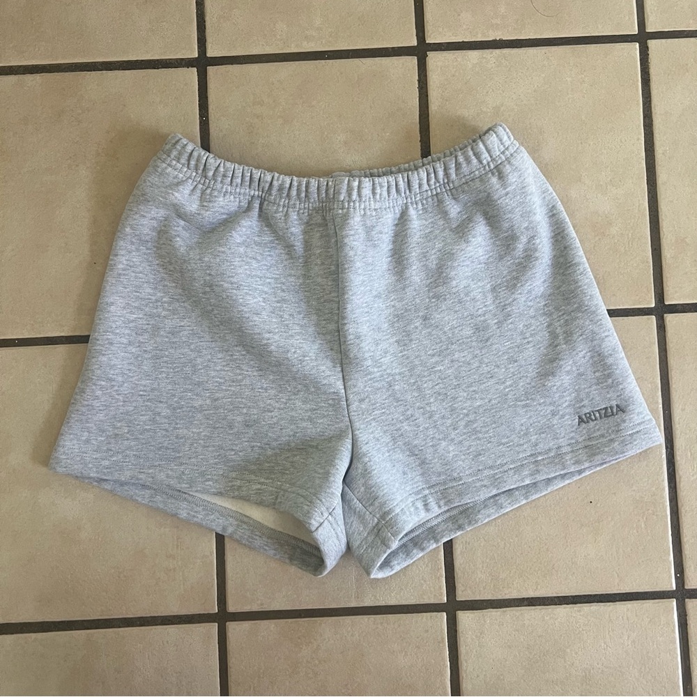 Aritzia
Cozy Sweatfleece Perfect Hi-rise Mini Short - Picture 8 of 9